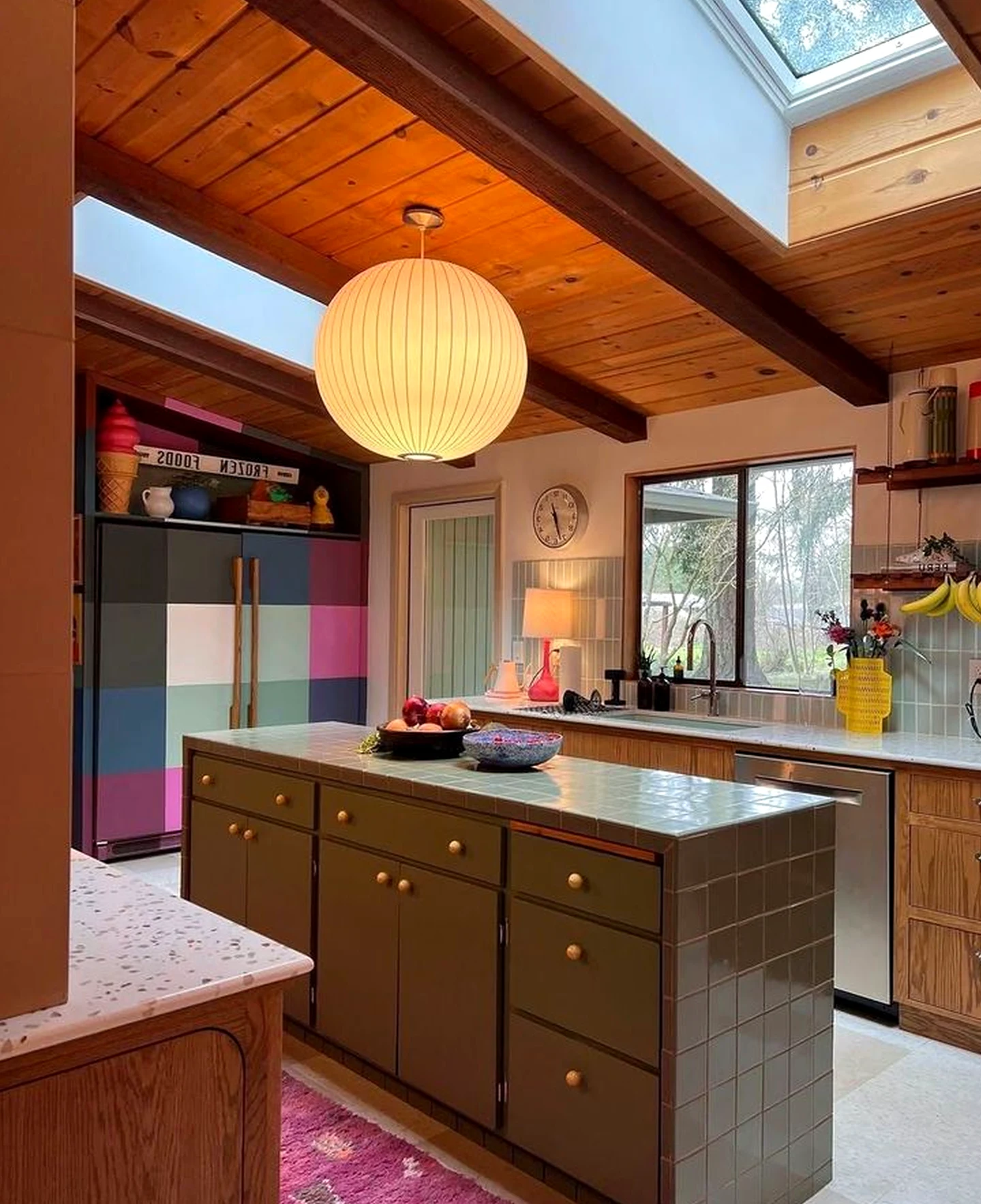 Open sink area brings a useful note of detail, making the composition feel easy to enjoy.