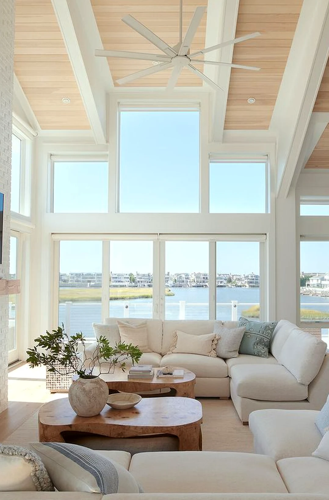 Natural arched doorway supports the composition through detail, leaving the space feeling open and lived-in.