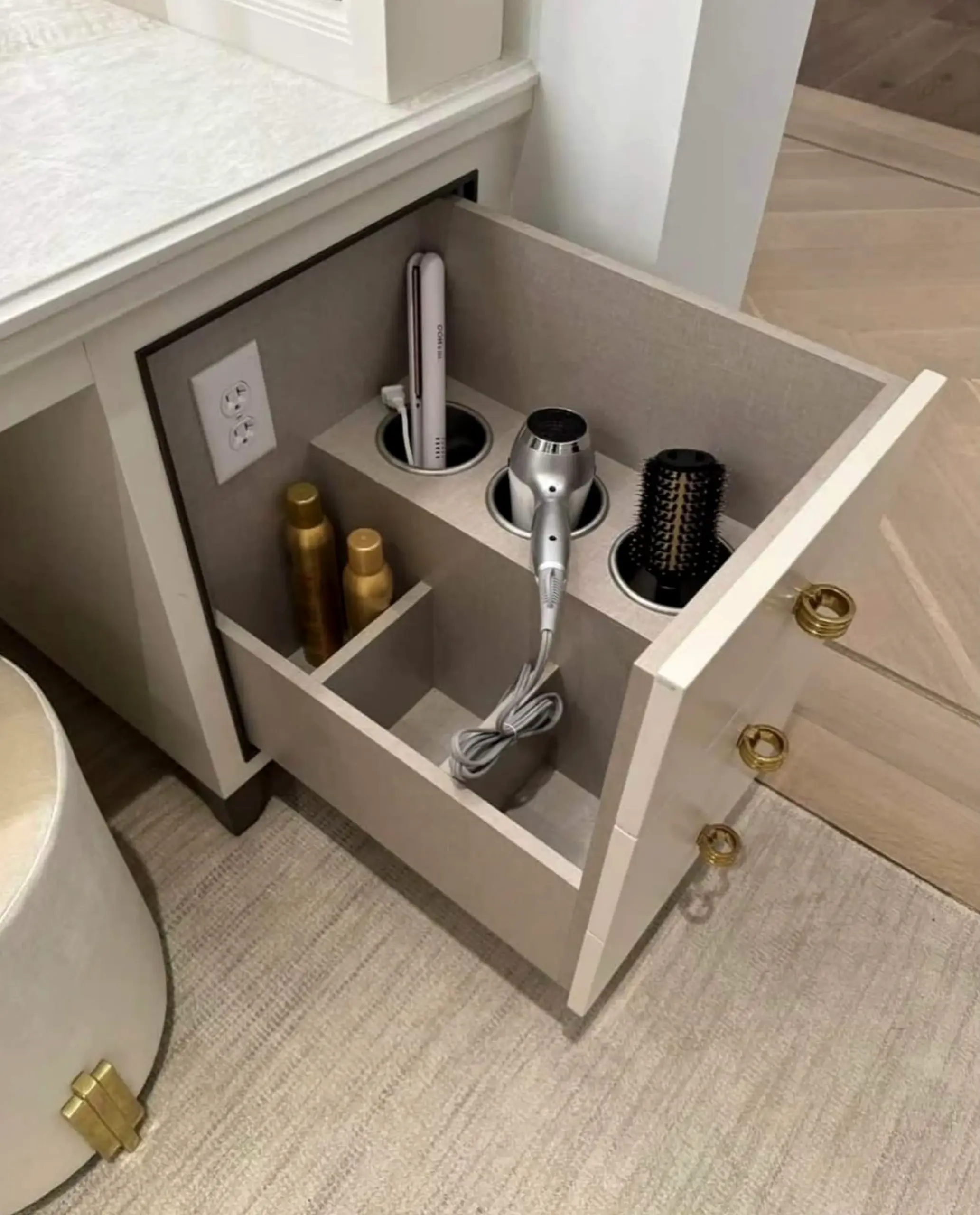 Quiet decorative mirror introduces softness into the entry, keeping the atmosphere visually grounded.
