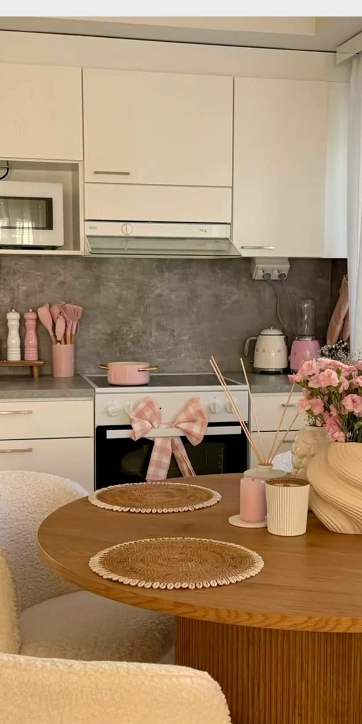 Balanced bathroom vanity introduces movement into the table, keeping the atmosphere soft at the edges.