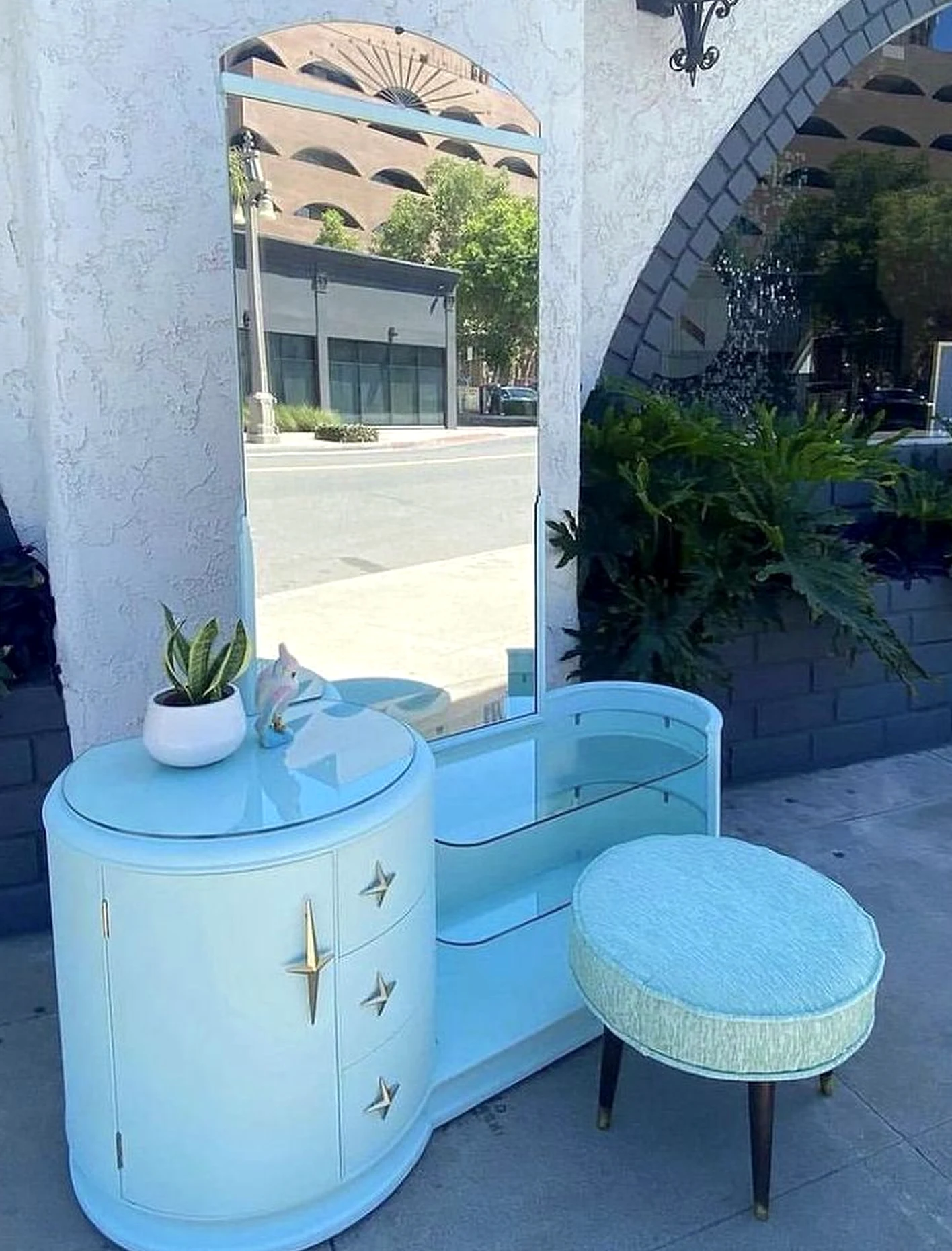 Airy terrace table adds a clear layer of personality, helping the wall feel settled and welcoming.