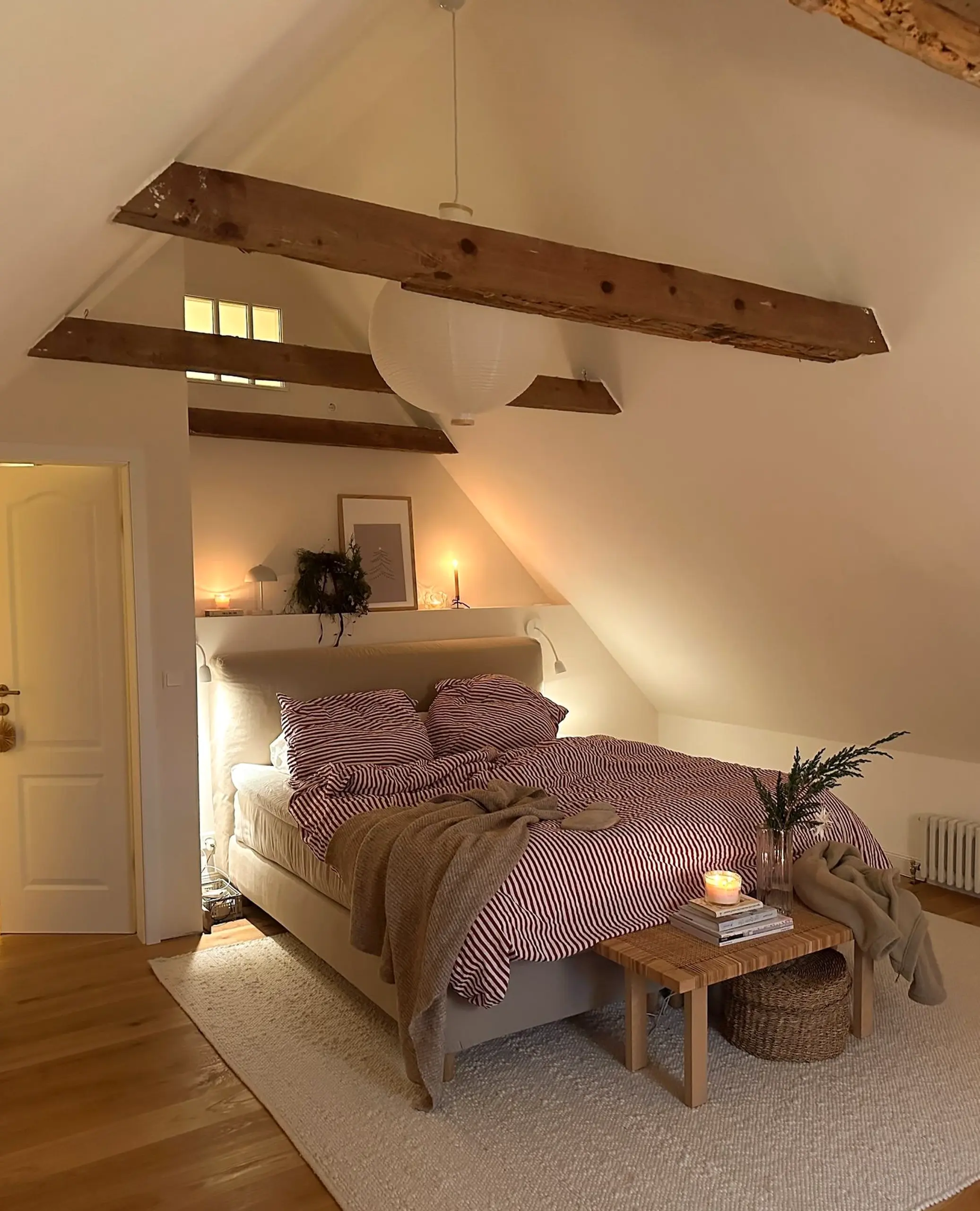 Quiet kitchen nook draws attention to ease while the wall stays warm without clutter.