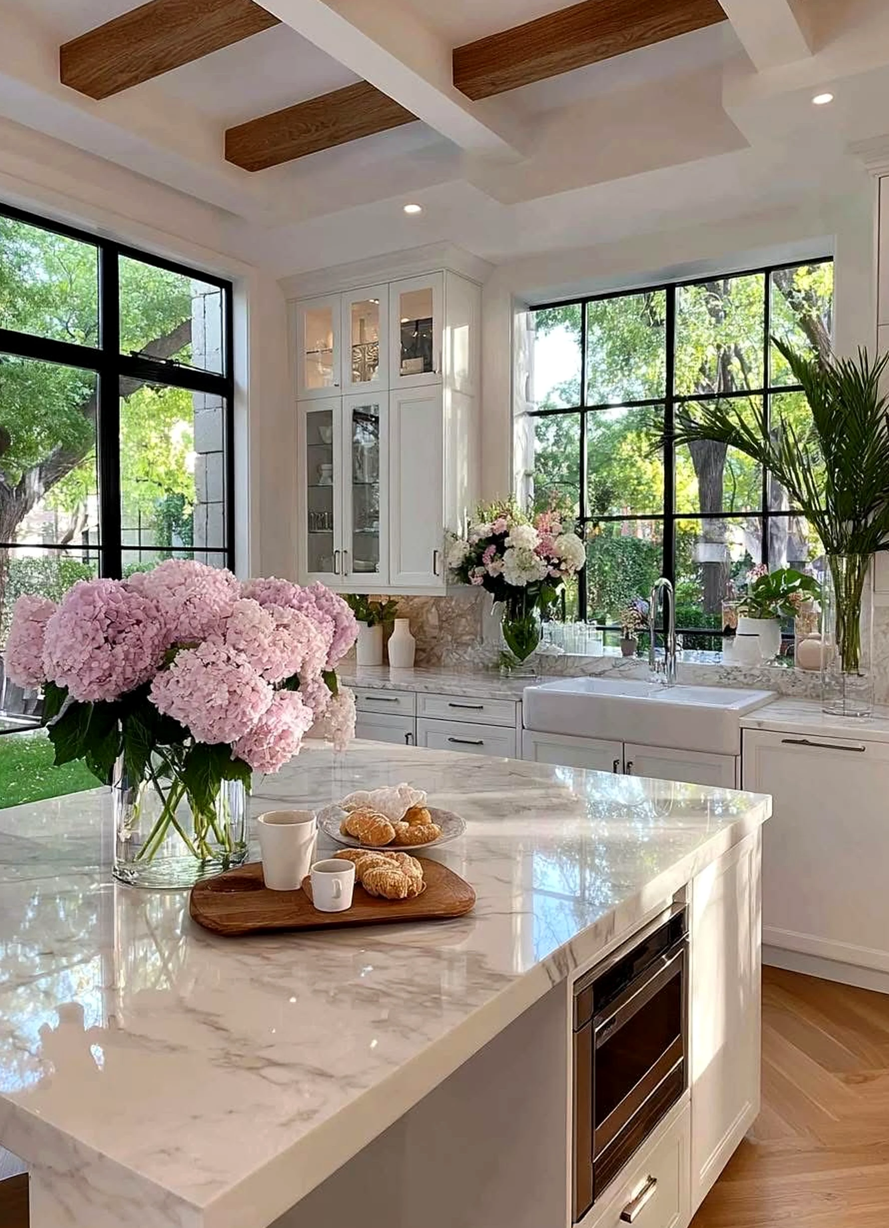 Crisp garden border gives the outdoor space more focus, so the whole view feels simple yet expressive.