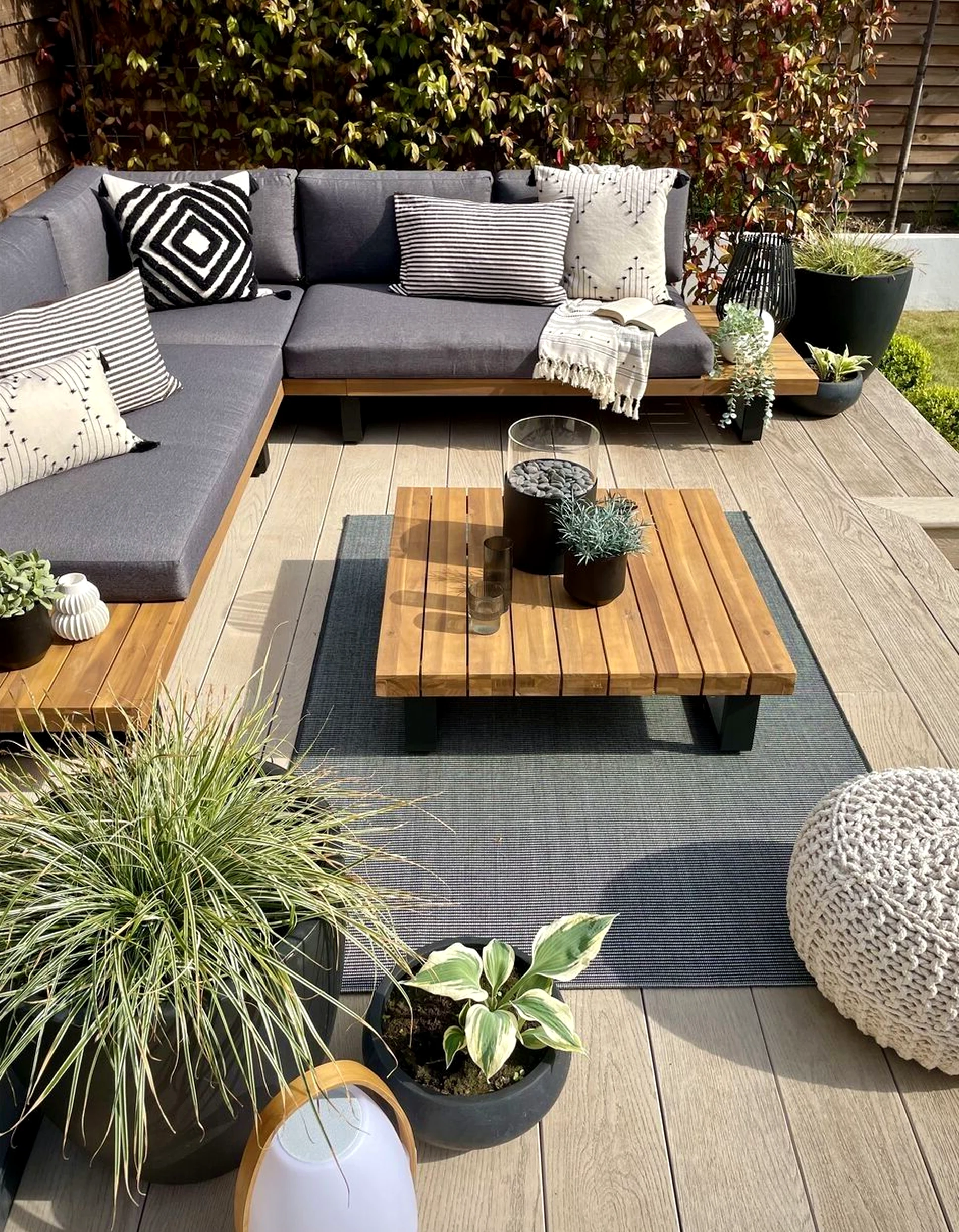 Polished garden border gives the design more order, so the whole view feels soft at the edges.