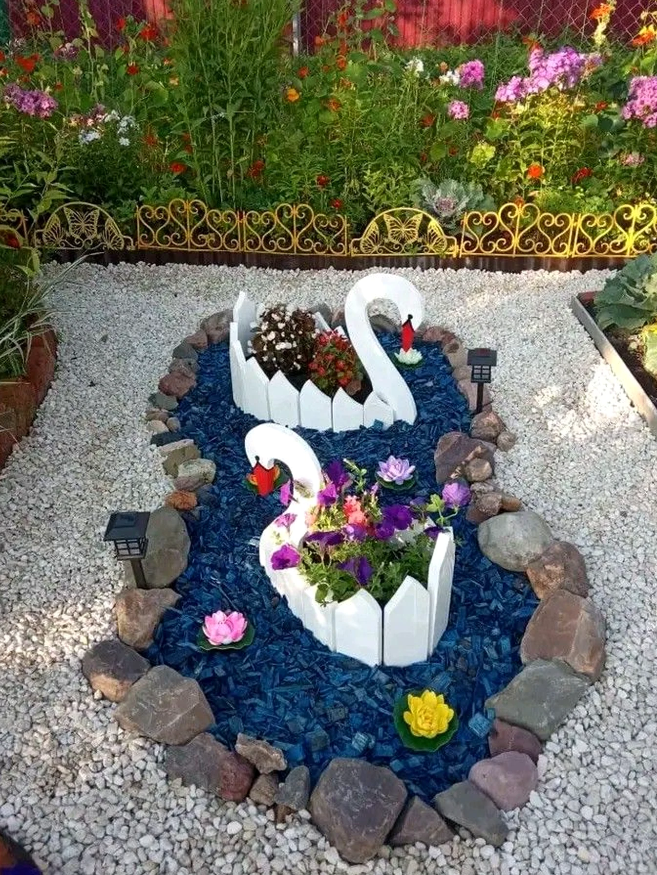 Sunny vase display introduces ease into the arrangement, keeping the atmosphere clear and inviting.