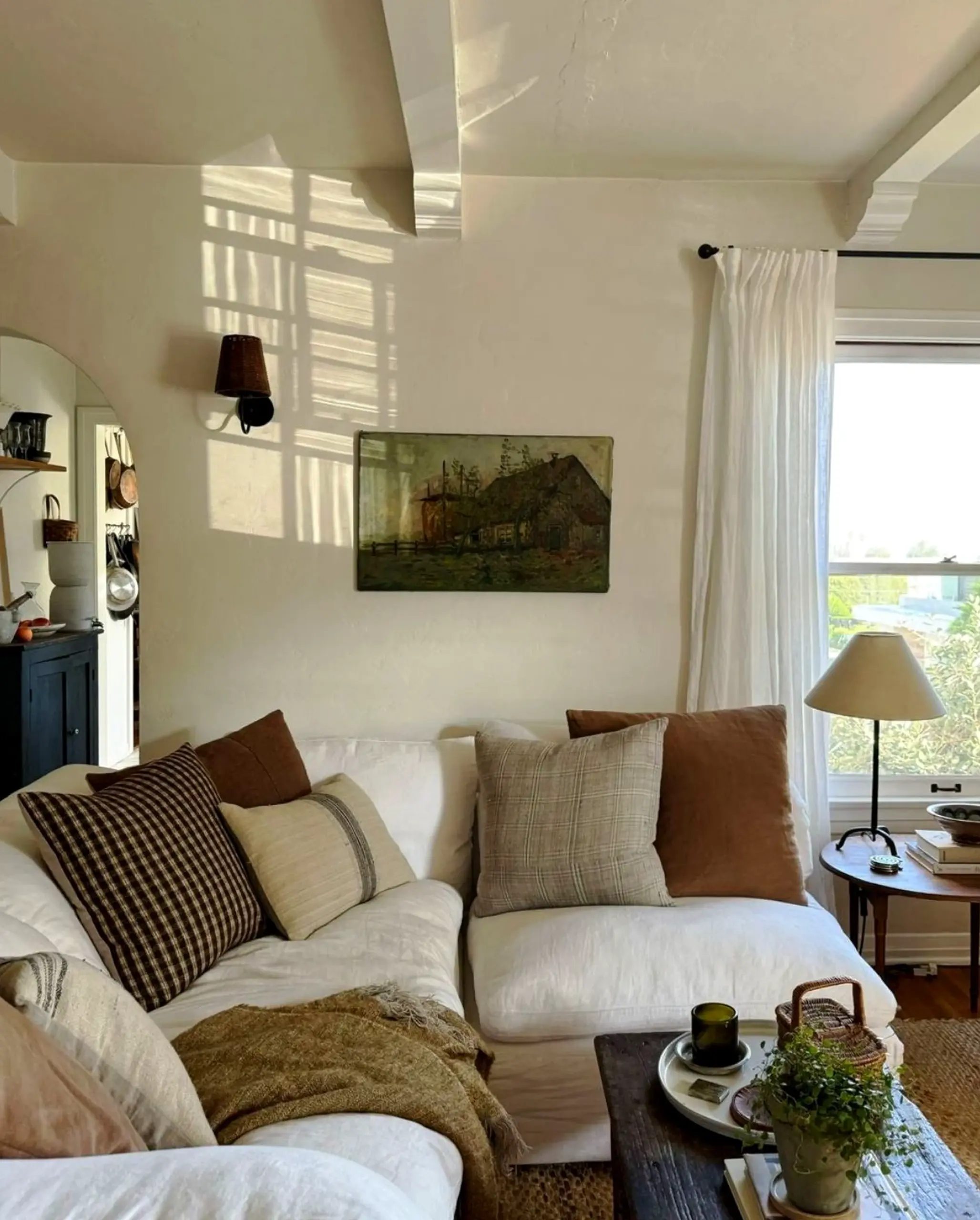 Crisp linen bedding gives the view more comfort, so the whole view feels fresh and intentional.