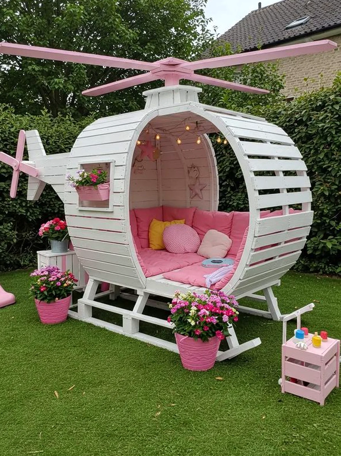 Compact outdoor lounge draws attention to softness while the corner stays quietly finished.