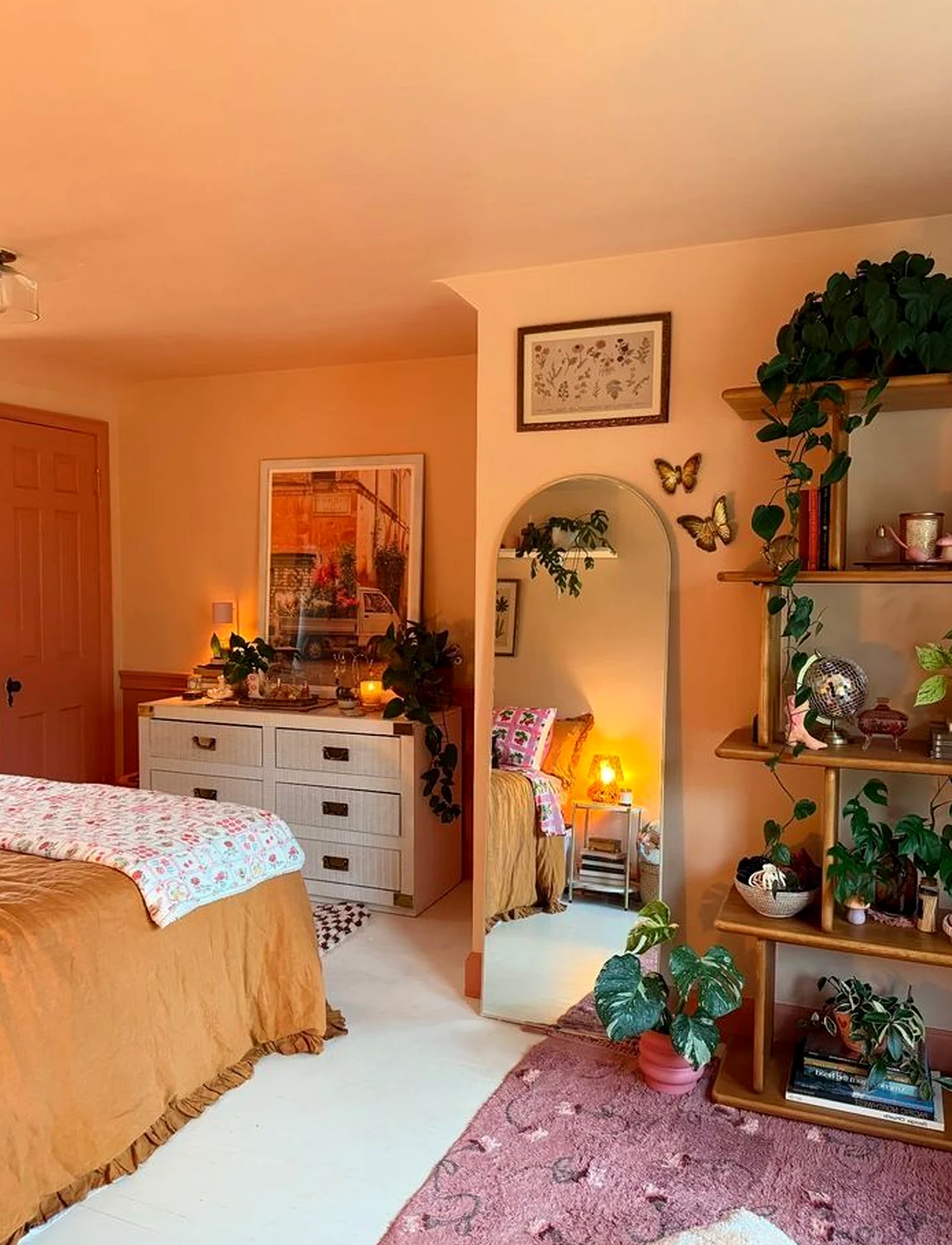 Airy wood shelving supports the entry through shape, leaving the space feeling easy to enjoy.