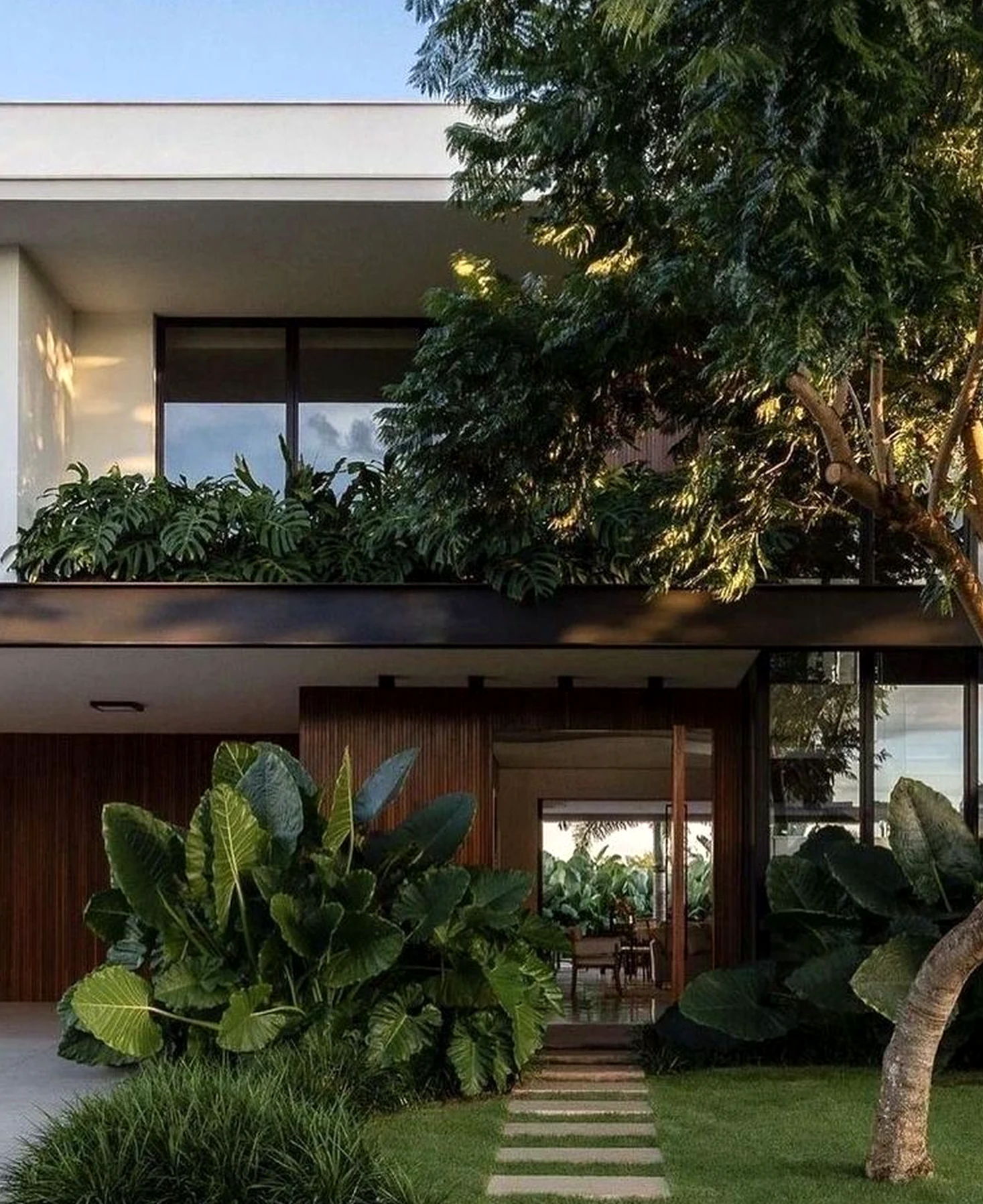 Sunny green entry draws attention to shape while the view stays comfortable in daily use.