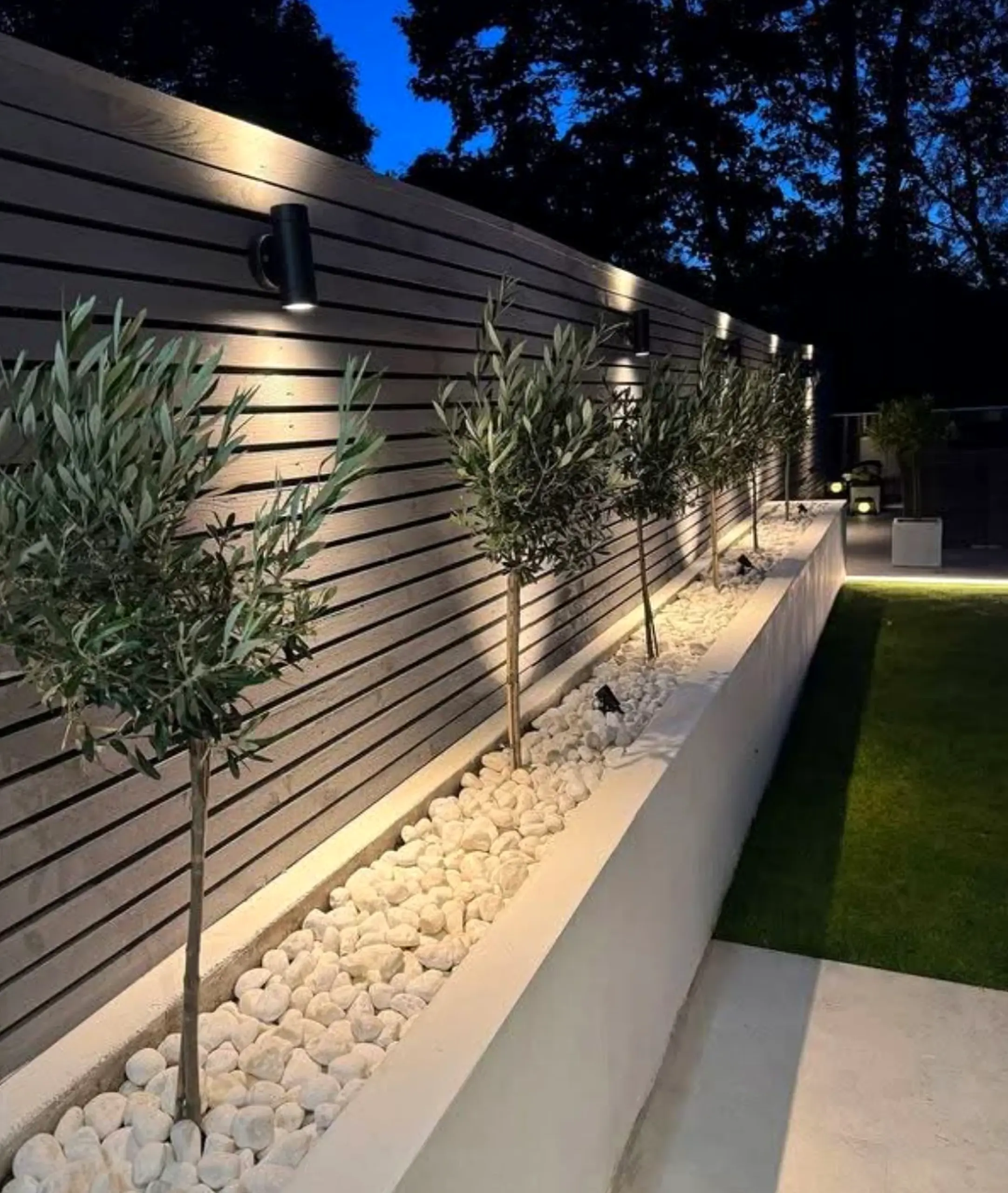Compact shower wall gives the garden edge more shape, so the whole view feels personal and relaxed.