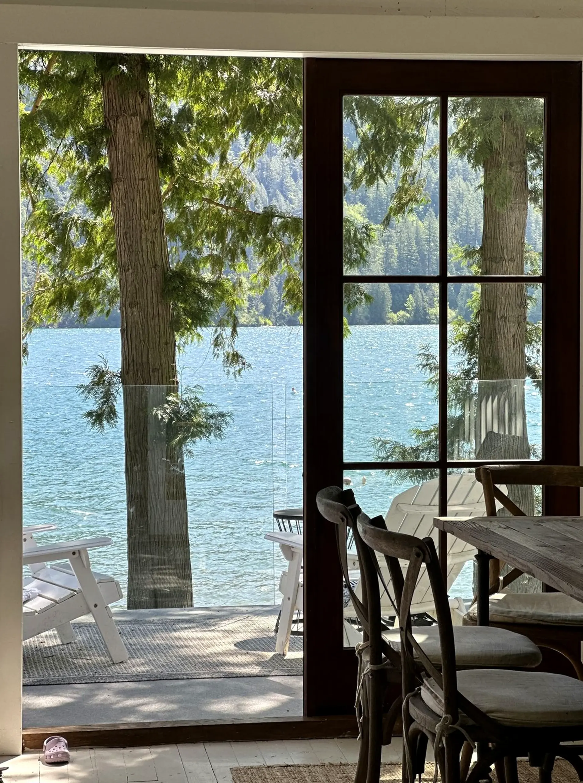 Natural outdoor lounge adds a clear layer of depth, helping the arrangement feel ready for quiet use.